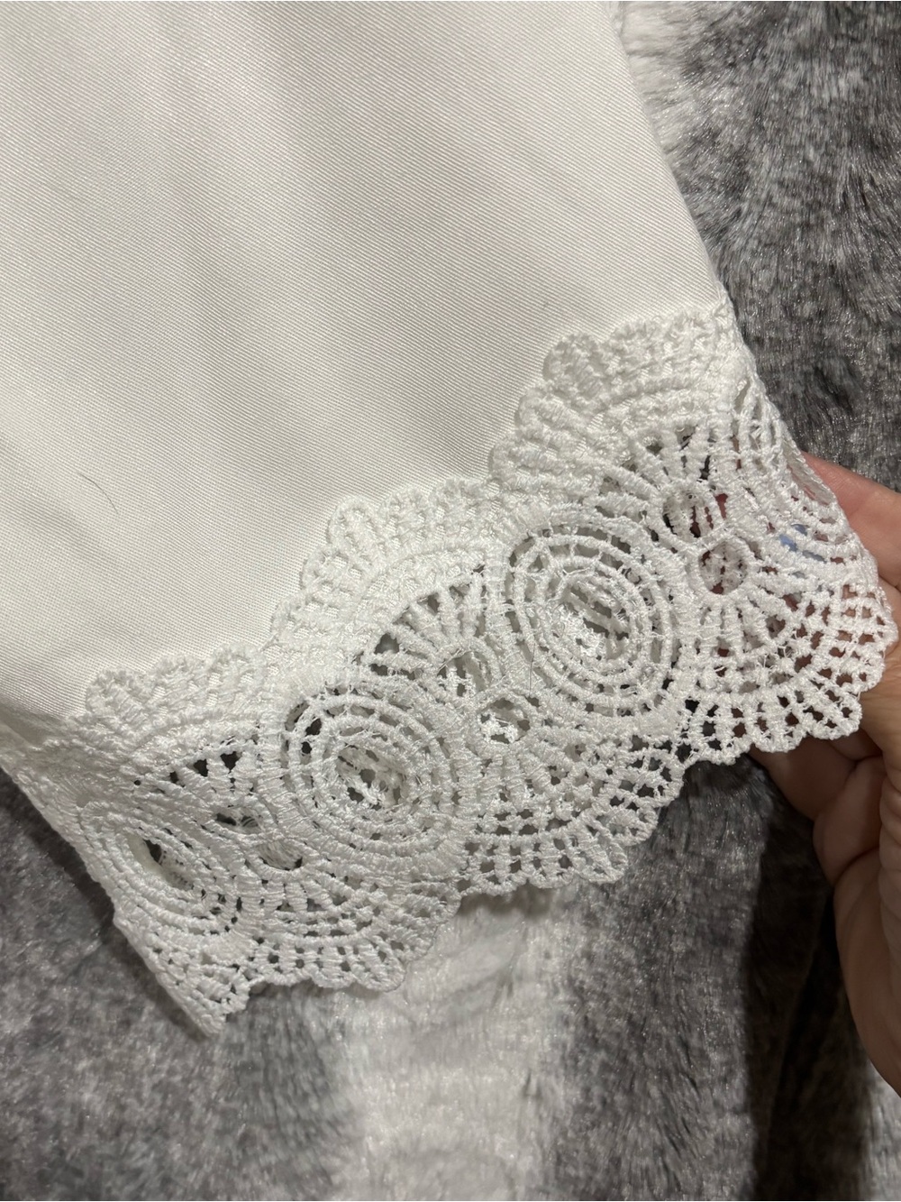 BloomChic White Button-Front Blouse with Lace Sleeve Trim size 1X (14-16) - Picture 7 of 12
